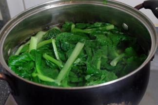 锅里烧开水，把洗干净的小白菜放进去烫变色，捞出过凉水后挤出水份，切碎备用；