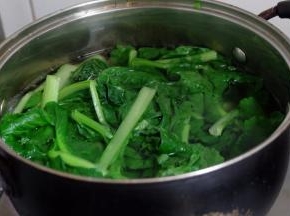 锅里烧开水，把洗干净的小白菜放进去烫变色，捞出过凉水后挤出水份，切碎备用；