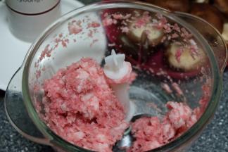 猪肉去皮切小块，用料理棒绞成肉馅；