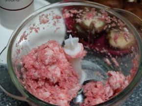 猪肉去皮切小块，用料理棒绞成肉馅；