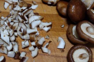 新鲜的香菇去蒂清洗干净后切成小丁；