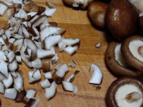 新鲜的香菇去蒂清洗干净后切成小丁；