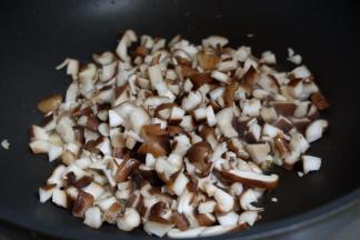 炒锅上火烧热，放食用油，把香菇放进去翻炒；