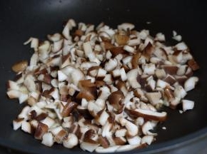 炒锅上火烧热，放食用油，把香菇放进去翻炒；