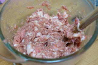 放上盐、白糖、生抽酱油，用筷子顺时针方向转圈搅拌成肉馅；放置一边备用；