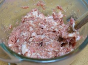放上盐、白糖、生抽酱油，用筷子顺时针方向转圈搅拌成肉馅；放置一边备用；