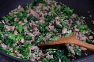 把猪肉馅放进去翻炒至肉馅变色，关火。把切碎的小白菜放进去拌均匀；