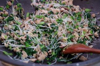 绿豆粉丝提前用清水泡软，切碎或者用剪刀剪碎，也放进锅里，加上盐、鸡粉一起翻拌均匀，馅就做好了；