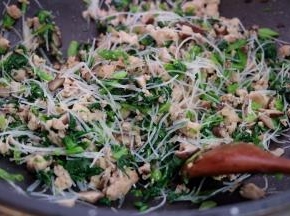 绿豆粉丝提前用清水泡软，切碎或者用剪刀剪碎，也放进锅里，加上盐、鸡粉一起翻拌均匀，馅就做好了；