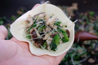 取一个包子皮，放上馅料；