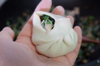 用手捏着包子边的边缘，转圈捏褶，我捏的不好看，这个需要练习，包严了别露馅就是成功；
