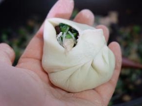 用手捏着包子边的边缘，转圈捏褶，我捏的不好看，这个需要练习，包严了别露馅就是成功；