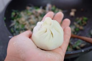 最后收口，包子生坯就做好了；