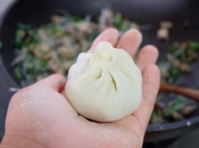 最后收口，包子生坯就做好了；