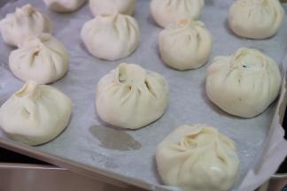 依次做好所有的包子，摆放在盘子里，我用的是蒸箱，所以摆在盘子里，如果用蒸锅，直接摆在蒸屉上就可以了；