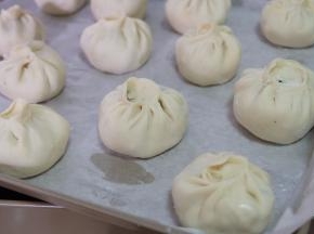 依次做好所有的包子，摆放在盘子里，我用的是蒸箱，所以摆在盘子里，如果用蒸锅，直接摆在蒸屉上就可以了；