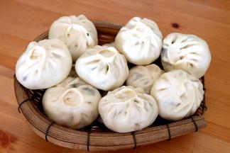 包子就蒸好了，一个一个白白胖胖的，薄皮大馅，料足，味道好，小白菜做包子馅特别好吃，里面又加了粉丝，可以吸收包子馅里多余的油水，吃起来特别香。