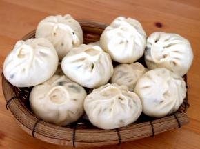 包子就蒸好了，一个一个白白胖胖的，薄皮大馅，料足，味道好，小白菜做包子馅特别好吃，里面又加了粉丝，可以吸收包子馅里多余的油水，吃起来特别香。