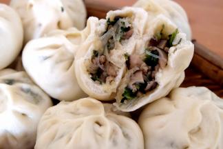 我包的包子个头不太大，一口气吃仨都不觉得饱，还想继续吃！