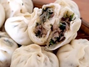 我包的包子个头不太大，一口气吃仨都不觉得饱，还想继续吃！