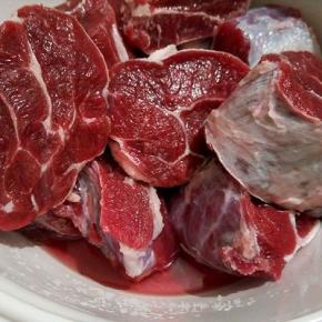  腌制3小时以后，可以倒一次渗透出来的水，放冰箱冷藏腌制，