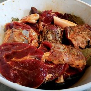  腌好的牛肉洗去盐份，挤一下水，放生抽，老抽，香料再腌制一晚，