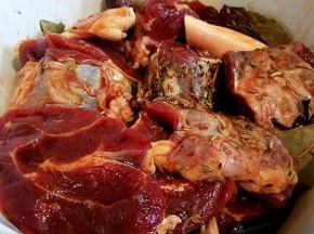  腌好的牛肉洗去盐份，挤一下水，放生抽，老抽，香料再腌制一晚，