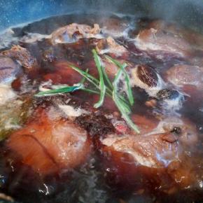 煮开以后，撇去沫子，加生姜，葱，中小火炖熟，