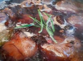 煮开以后，撇去沫子，加生姜，葱，中小火炖熟，