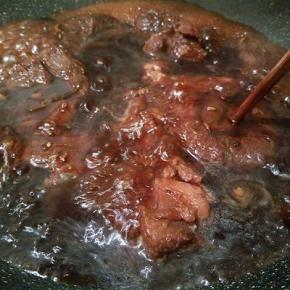 煮到筷子可以扎进去就可以了！等凉了，切片(热的时候不好切薄片)。