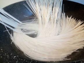 锅里放水，微开的时候加龙须面