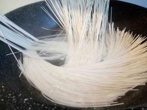 锅里放水，微开的时候加龙须面