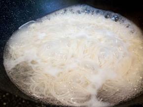 煮面期间，可以添加2次冷水，