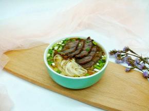 碗里放面汤水，牛肉汤，猪油，小葱少许，加煮熟的面条，牛肉片，味道不错哦！