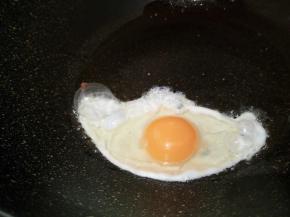 锅里放油少许，打入一个鸡蛋，中火慢慢煎