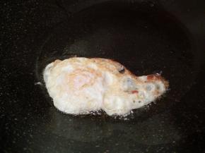 煎至微黄，翻另外一面煎