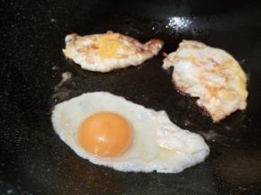 依次煎好3个鸡蛋