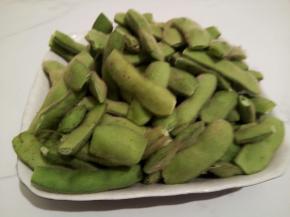 剪去毛豆两端，便于入味