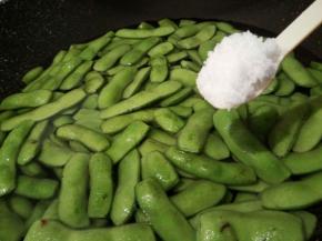 锅里放适量水，放毛豆，加盐一勺，提味