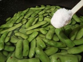 锅里放适量水，放毛豆，加盐一勺，提味
