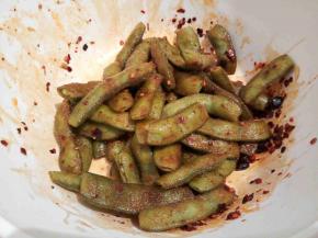 放入煮熟的毛豆，翻拌均匀就可以