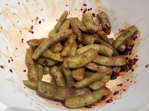 放入煮熟的毛豆，翻拌均匀就可以