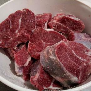 每一块抹盐，腌制一晚，