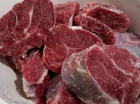 每一块抹盐，腌制一晚，