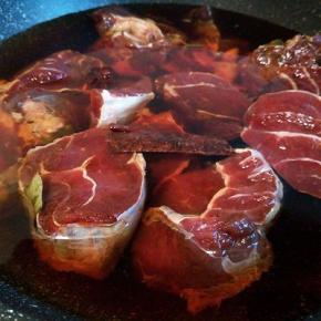 腌制好的牛肉，带调料一起放入锅里，加清水，没过牛肉，煮开，