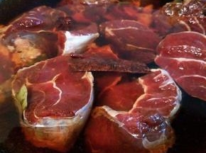 腌制好的牛肉，带调料一起放入锅里，加清水，没过牛肉，煮开，