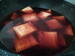 把豆干放到刚才卤牛肉的汤汁，大火烧开