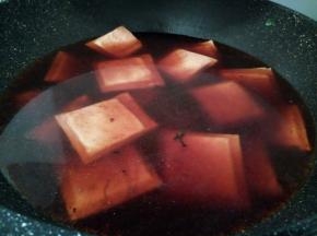 把豆干放到刚才卤牛肉的汤汁，大火烧开