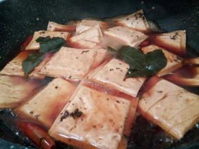 小火慢慢炖，炖至入味，也可以煮好以后，在汤汁泡一夜，更加香