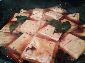 小火慢慢炖，炖至入味，也可以煮好以后，在汤汁泡一夜，更加香